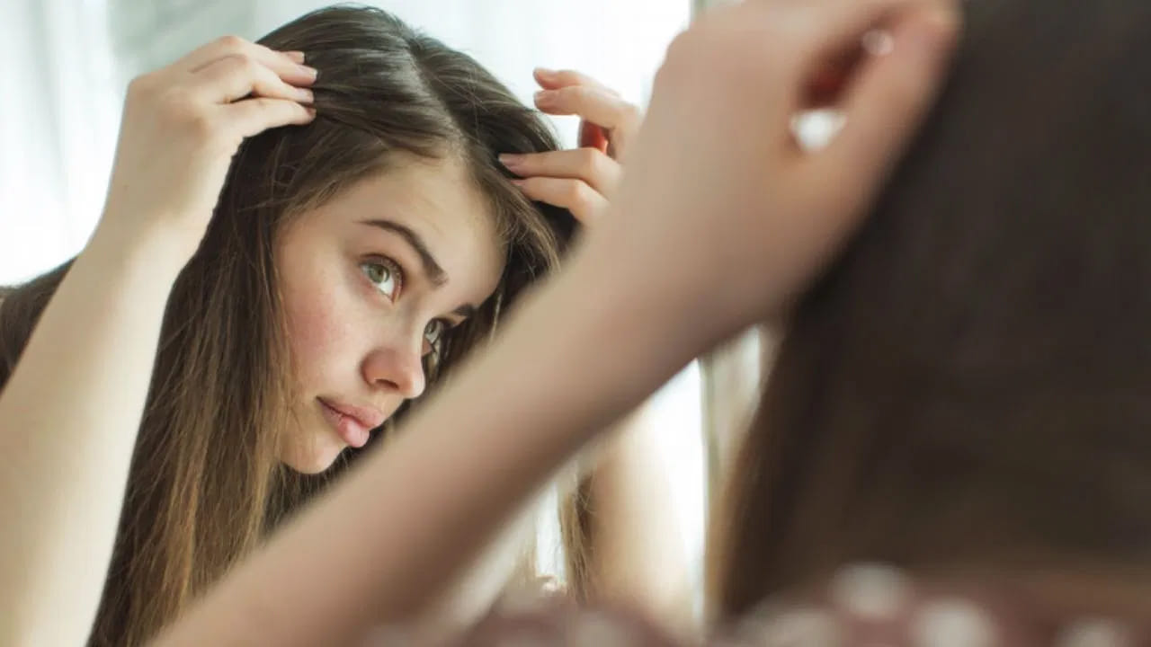 హార్మోన్ల మార్పులు: థైరాయిడ్ సమస్యలు, ఆటో ఇమ్యూన్ రుగ్మతలు లేదా హార్మోన్ల సమతుల్యత దెబ్బతినడం వల్ల కూడా అకాల తెల్ల జుట్టు రావచ్చు. చిన్న వయసులో తెల్ల జుట్టు రావడం అంటే మీరు వేగంగా ముసలివారు అయిపోతున్నారని అర్థం కాదు. ఇది మీ శరీరం పట్ల మీరు శ్రద్ధ వహించాలని ఇచ్చే హెచ్చరిక మాత్రమే. సరైన ఆహారం, తగినంత నిద్ర, ఒత్తిడిని తగ్గించుకోవడం వంటి మార్పుల ద్వారా జుట్టు ఆరోగ్యాన్ని కాపాడుకోవచ్చు.