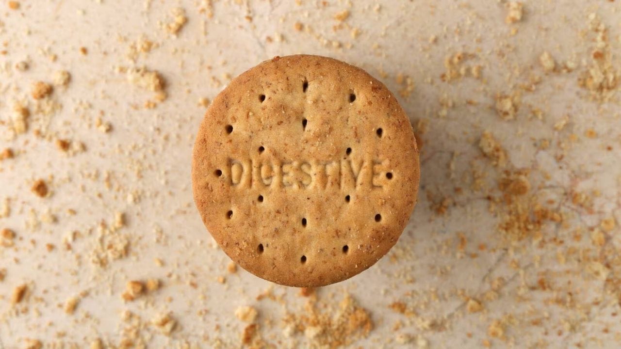 ఆ గాలి బయటకు వెళ్ళడానికి మార్గం లేకపోతే, బిస్కెట్లు ఉబ్బిపోతాయి లేదా మధ్యలో పగిలిపోతాయి. కాబట్టి ఈ సమస్యలను నివారించడానికి, బిస్కెట్ల తయారీ సమయంలో చిన్న చిన్న రంధ్రాలు చేస్తారు. వీటిని 'డాకింగ్ హోల్స్' అంటారు.