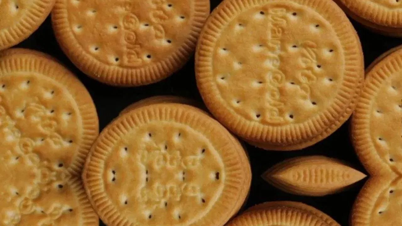 బిస్కెట్లు తయారు చేసేటప్పుడు, పిండి, చక్కెర, వెన్న, నీరు వంటి పదార్థాలను కలిపి ఒక మిశ్రమాన్ని తయారు చేస్తారు. ఈ మిశ్రమాన్ని ఓవెన్‌లో కాల్చినప్పుడు, లోపల ఆవిరి, గాలి ఉత్పత్తి అవుతాయి. 