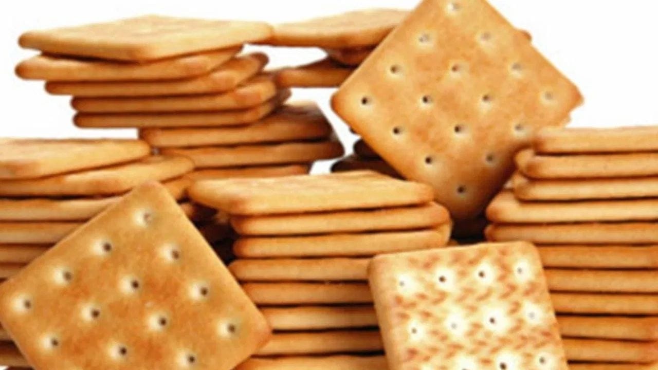  మనం ఎంలో ఇష్టంగా తినే బిస్కెట్‌లపై రంద్రాలు ఉండడం మీరు చాలా సార్లు గమనించే ఉంటారు. బిస్కెట్లు అందంగా కనిపించడానికి ఇలా డిజైన్ చేశారని చాలా మంది అనుకుంటారు. కానీ దీని వెనక అసలు రహస్యం వేరు ఉంది. 
