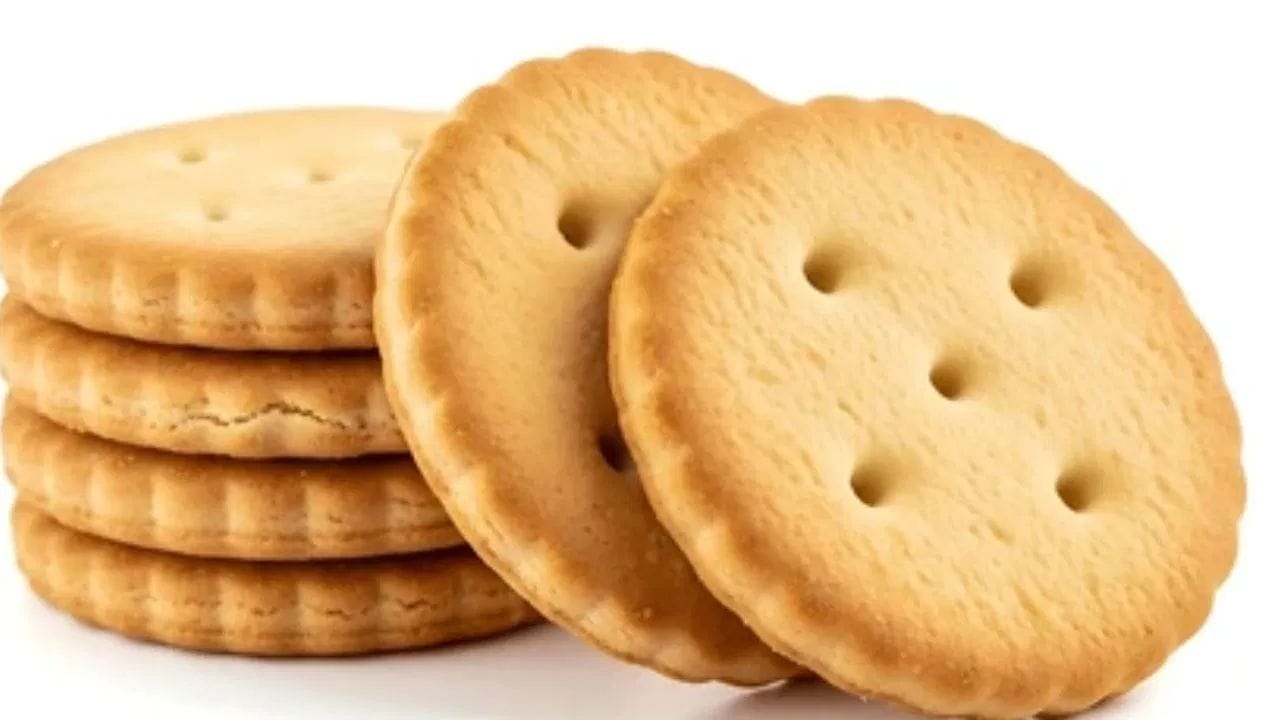 మరో ముఖ్యమైన విషయం ఏమిటంటే ఈ రంధ్రాలు బిస్కెట్లు వాటి ఆకారాన్ని నిలుపుకోవడానికి సహాయపడతాయి. ఓవెన్ వేడిగా ఉన్నప్పుడు కూడా బిస్కెట్లు వంకరగా ఉండకుండా నిరోధిస్తాయి. అవి ఒకే పరిమాణంలో ఉంటాయి. దీనివల్ల అన్ని బిస్కెట్లు ఒకేలా కనిపిస్తాయి.