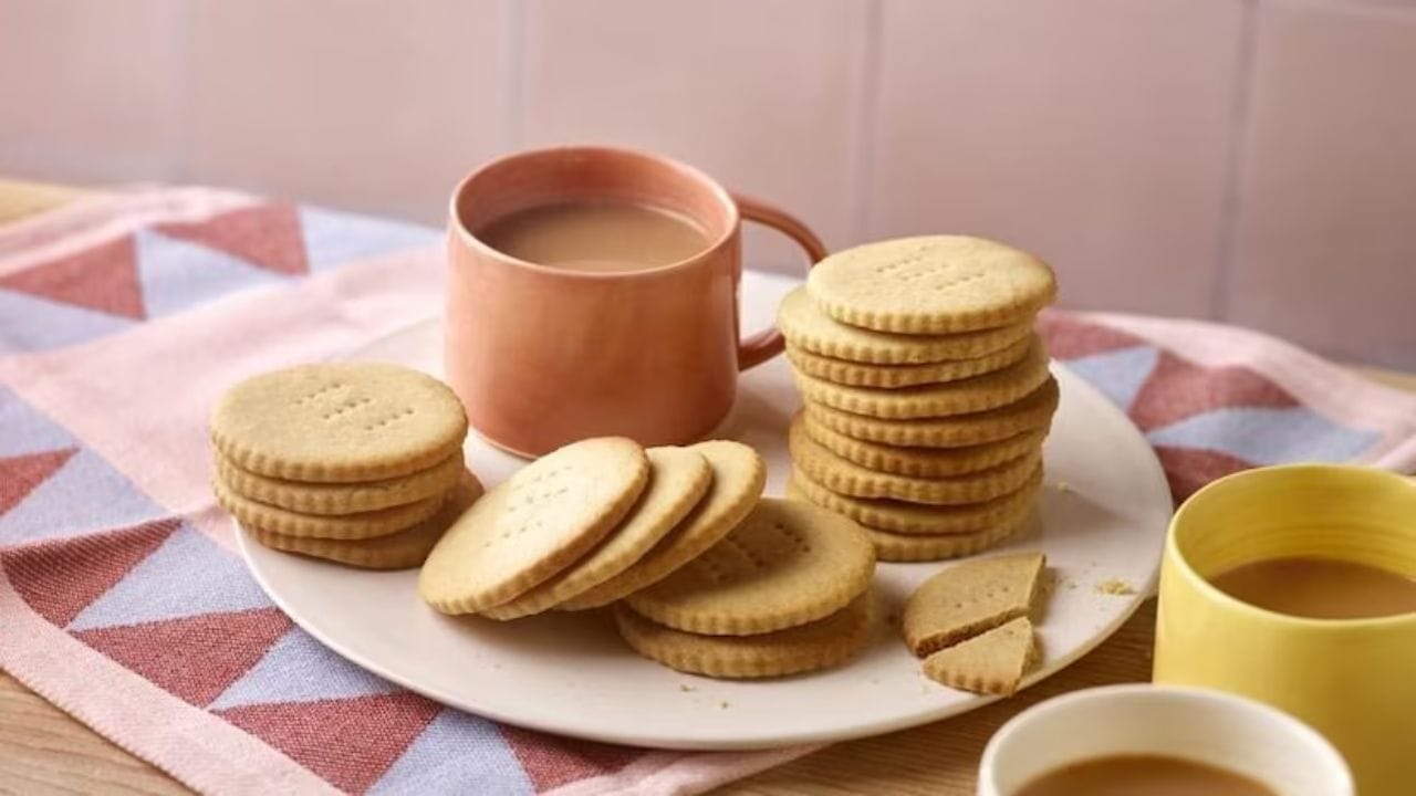 బిస్కెట్లకు ఇలా రంద్రాలు చేయడం ద్వారా వాటిని ఓవెన్‌లో పెట్టినప్పుడూ ఆవిరిని సులభంగా బయటకు వెళ్తుంది. ఇది బిస్కెట్లు సమానంగా, సరిగ్గా ఉడకడానికి సహాయపడుతుంది. అంతేకాదు బిస్కెట్స్ గట్టిగా మారకుండా మృదువుగా ఉండేలా చేస్తుంది. 