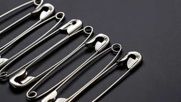 Safety Pin: సేఫ్టీ పిన్ చరిత్ర తెలిస్తే నోరెళ్లబెట్టాల్సిందే.. అసలు దాని కింద రంధ్రం ఎందుకు ఉంటుందంటే.?