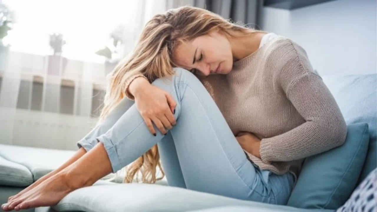 అధిక రక్తపోటు లేదా హైపర్టెన్షన్ వల్ల శరీరంలోని కీలకమైన హార్మోన్లు అసమతుల్యతకు గురవుతాయి. ముఖ్యంగా ఆల్డోస్టెరాన్, కార్టిసాల్, అడ్రినలిన్, థైరాయిడ్ వంటి హార్మోన్ల స్థాయిలో మార్పులు రావడం వల్ల పీరియడ్స్ క్రమరహితంగా మారే అవకాశం ఉంది.