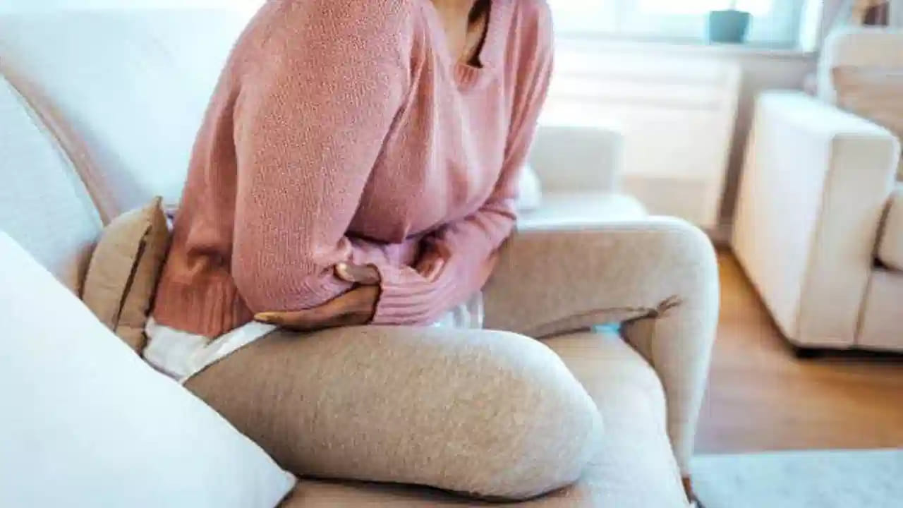 బీపీ తక్కువగా ఉండటం కూడా ప్రమాదకరమే. తక్కువ రక్తపోటు ఉన్న మహిళల్లో నెలసరి సమయంలో.* తీవ్రమైన తలతిరగడం, నీరసం, మూర్ఛపోవడం, భారీ రక్తస్రావం కావడం వంటి సమస్యలు కనిపిస్తాయి. దీనివల్ల శరీరంలో ఎర్ర రక్త కణాలు తగ్గి రక్తహీనత ఏర్పడుతుంది. రక్తహీనత వల్ల శరీరానికి అందాల్సిన ఆక్సిజన్ స్థాయిలు తగ్గి మరింత అనారోగ్యానికి దారితీస్తుంది.