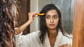 అమ్మాయిలు రాత్రి పూట ఎందుకు జుట్టు దువ్వకూడదో తెలుసా?