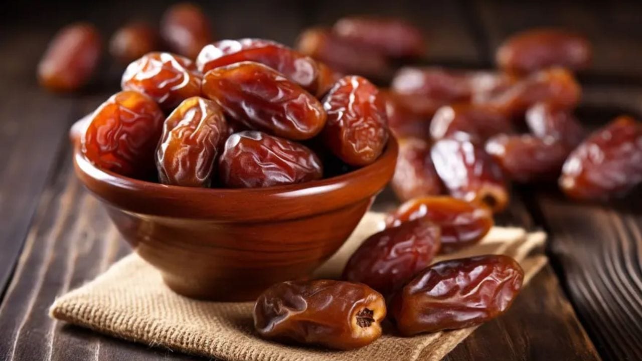 శీతాకాలంలో ఖర్జూరాలు తినడం వల్ల కలిగే ప్రయోజనాలు: ఖర్జూరాలలో గ్లూకోజ్, ఫ్రక్టోజ్ వంటి సహజ చక్కెరలు ఉంటాయి. వీటిని తినడం వల్ల తక్షణ శక్తి లభిస్తుంది. అలాగే జలుబుతో పోరాడటానికి సహాయపడుతుంది. ఉదయం 2-3 ఖర్జూరాలు తినడం వల్ల అలసట తగ్గి మీ శరీరం చురుగ్గా మారుతుంది ఖర్జూరాలలో ఇనుము కూడా పుష్కలంగా ఉంటుంది, ఇది చలికాలం బలహీనత, హిమోగ్లోబిన్ లోపాన్ని నివారిస్తుంది. వాటిలో ఉండే ఫైబర్ కంటెంట్ జీర్ణక్రియను మెరుగుపరుస్తుంది. శీతాకాలంలో సాధారణంగా కనిపించే మలబద్ధకాన్ని తగ్గిస్తుంది.