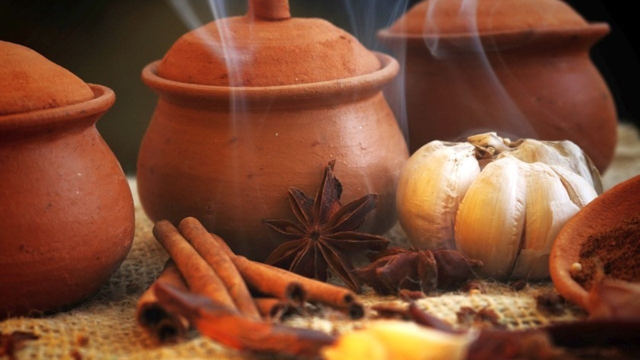 మట్టి కుండలు: సాధారణంగా మట్టికుండలు సహజ వెచ్చదనాన్ని అందిస్తాయి. కాబట్టి మీరు చలికాలంలో మట్టి కుండలలో వంట చేసుకోవడం అవాటు చేసుకోండి. ఇలా చేయడం ద్వారా ఆహారం ఎక్కువసేపు వెచ్చగా ఉంటుంది, శరీరానికి సహజ వేడిని అందిస్తుంది. మట్టి కుండలలో తయారుచేసిన టీ లేదా పాలు తాగడం వల్ల కూడా చలి ప్రభావాలను తగ్గించవచ్చు. అందువల్ల, మీ శరీరాన్ని వెచ్చగా ఉంచడానికి మట్టి కుండలలో ఉడికించి తినడం ద్వారా మిమ్మల్ని మీరు వేడి చేసుకోవచ్చు.