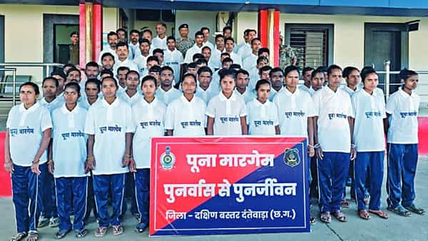 Maoists Surrender: మావోయిస్ట్ పార్టీకి మరో ఎదురుదెబ్బ.. లొంగిపోయిన 63 మంది నక్సలైట్స్!