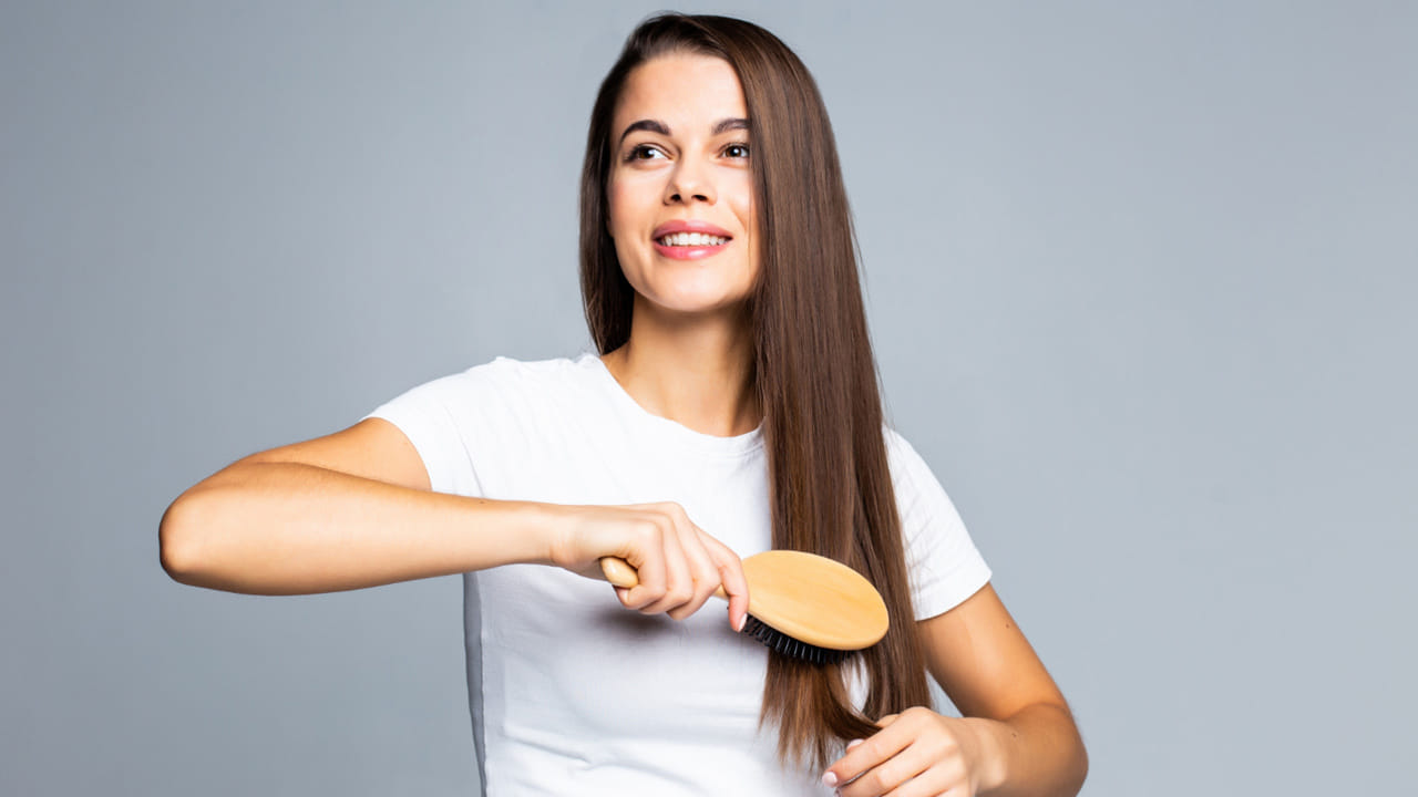 జుట్టు ఊడిపోతుందని అస్సలు బాధ పడకండి. ఇది మీ జుట్టు పెరుగుదలకు సహాయపడుతుంది. అలాగే, జుట్టును కూడా రాలిపోకుండా చేస్తుంది. ఒక్క మాటలో చెప్పాలంటే ఆడవాళ్ళకి సూపర్ ఫుడ్. 


                                 