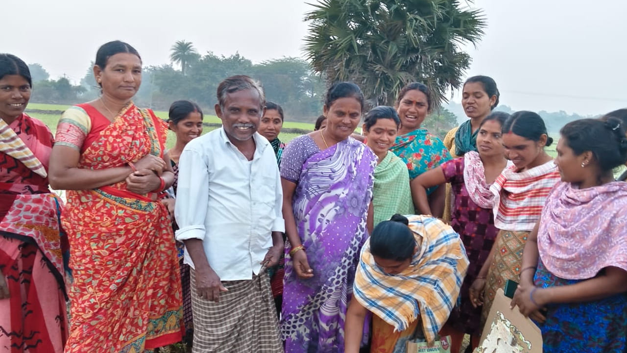 మా కష్టాన్ని వేడుక జరుపుకోవడం ఆనందంగా ఉందని మహిళా కూలీలు సంతోషం వ్యక్తం చేశారు. పచ్చని పొలాల నడుమ ప్రకృతి వడిలో ఆధునికతను మేళవించడంతో నూతన సంవత్సరం వేడుకలకు కొత్త నిర్వచనం ఇచ్చారు శ్రమజీవులు. ఈ సంబరాలు గ్రామీణ జీవనంలో మారుతున్న ఆలోచనలను ప్రతిబింబిస్తున్నాయి.