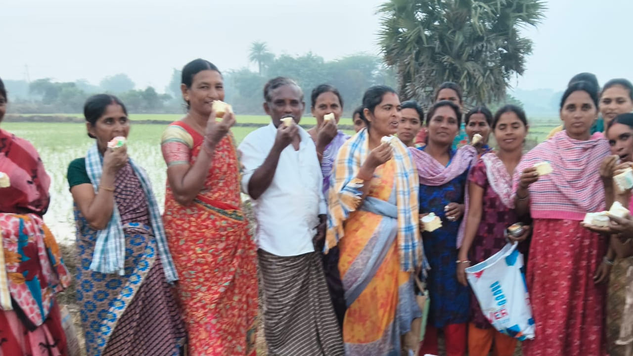 వాళ్లంతా శ్రమజీవులు.. నిత్యం రెక్కాడితే గానీ డొక్కాడని బడుగులు. వారంతా మట్టి వాసనతోనే నూతన సంవత్సర వేడుకలను జరుపుకున్నారు. ఆధునిక యువతే కాదు నూతన సంవత్సరం సంబరాల్లో తాము తక్కువేమి కాదంటున్నారు. శ్రమతో అలసిన చేతులతో ఆనందంగా కొత్త సంవత్సర వేడుకలను శ్రమజీవులు ఎలా జరుపుకున్నారో తెలుసుకోవాలంటే ఈ స్టోరీ చదవాల్సిందే.