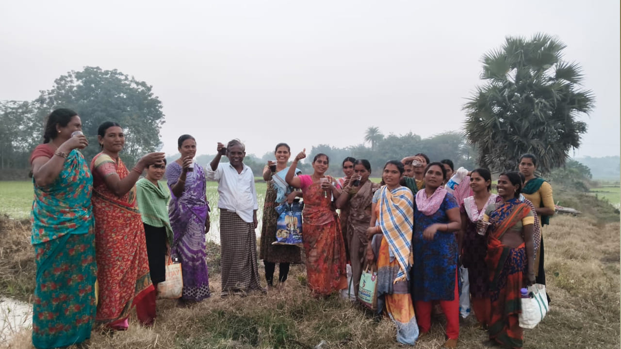 సూర్యాపేట జిల్లా ఆత్మకూరు ఎస్ మండలం దాచారం గ్రామంలోని శ్రమజీవులు కూడా నూతన సంవత్సర వేడుకలను ఘనంగా జరుపుకున్నారు. వరి పొలంలో నాట్లు వేసిన అనంతరం శ్రమతో అలసిన చేతులతో ఆనందంగా కొత్త సంవత్సర వేడుకలు చేసుకున్నారు. పచ్చని పొలాల మధ్య గట్లపై కూలీలు కొత్త సంవత్సరం వేడుకలను వినూత్నంగా జరుపుకున్నారు. వరి పొలాల గట్లపై కొత్త సంవత్సరం సంబరాలు కేక్ కట్ చేసి కూల్ డ్రింక్స్ తో మహిళా కూలీలు చీర్స్ కొట్టారు.