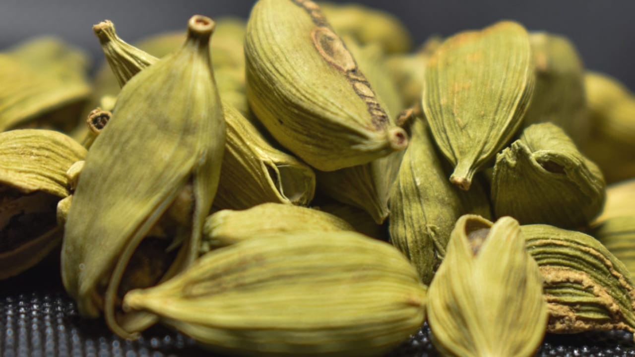 జీర్ణక్రియ: ఎంతో మంది భోజనం చేసిన తర్వాత యాలకులను తింటారు. ఈ అలవాటు మంచిదని వైద్యులు కూడా చెబుతున్నారు. దీనిలో ఉండే విటమిన్స్.. ఆహారం జీర్ణం కావడానికి ఎంతగానో సహాయపడతాయి. కడుపు ఉబ్బరం సమస్యలు కూడా  తగ్గుతాయి. 