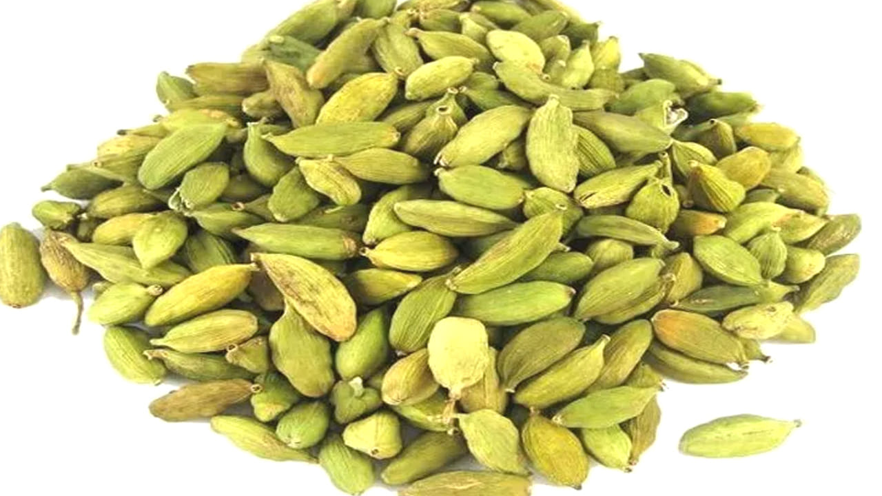 నోటి దుర్వాసన: యాలకులు నోటి దుర్వాసనను పోగొడతాయి. ఎందుకంటే, వీటిలో ఉండే యాంటీ బ్యాక్టీరియల్ గుణాలు చెడు 
బ్యాక్టీరియాను చంపేస్తాయి. అంతేకాదు, ఇవి చిగుళ్ల వ్యాధుల నుంచి కూడా రక్షిస్తాయి. 
