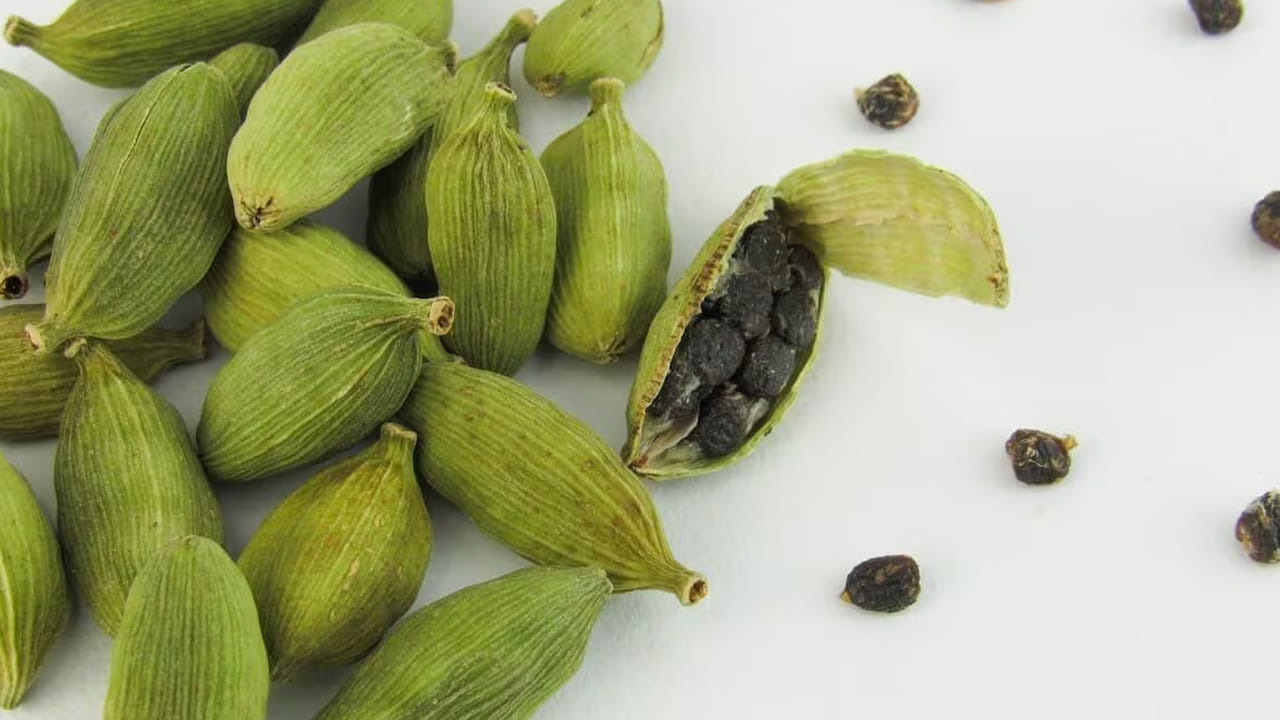 గుండె ఆరోగ్యం: యాలకులు బ్లడ్ ప్రెజర్ ను అదుపులో ఉంచుతాయి. హై బీపీ ఉన్నవాళ్లకు ఇవి బాగా పనిచేస్తాయి. 
అంతేకాదు, వీటిలో ఉండే యాంటీ యాక్సిడెంట్లు రక్త ప్రసరణను మెరుగుపరుస్తాయి. బీపీని  కూడా కంట్రోల్  చేస్తుంది.