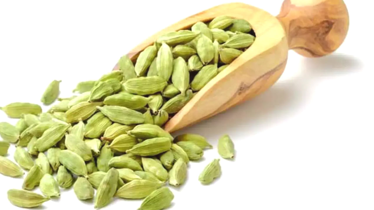 
శ్వాసకోశ సమస్యలు: జలుబు, ఆస్తమాతో ఇబ్బంది పడేవారు యాలకులు తీసుకోవడం వలన ఆ సమస్య నుంచి ఉపశమనం లభిస్తుంది. అంతేకాదు, ఊపిరితిత్తులలో ఇది రక్త ప్రసరణను కూడా మెరుగుపరుస్తాయి. 
