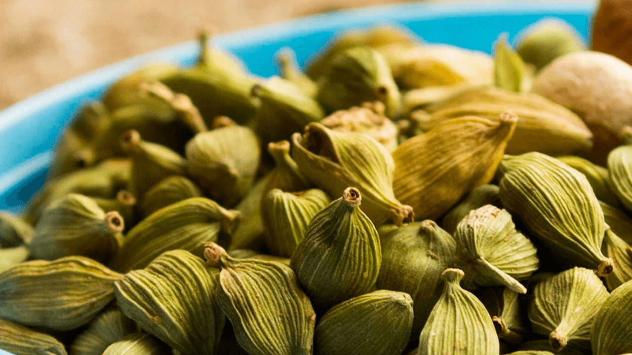 యాలకుల్లో జింక్, విటమిన్ సి, ఐరన్ పుష్కలంగా ఉంటాయి. ఇవి ఆరోగ్యానికి ఎంతగానో సహాయపడతాయి. అందుకే వాటిని ఎంతోమంది 
 పర్సు, ట్రావెల్ బ్యాగ్‌లో పెట్టుకుంటారు. 