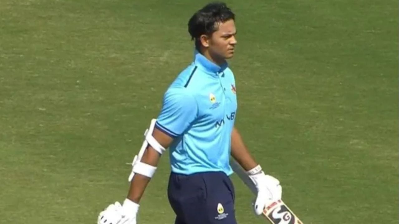 టీం ఇండియా యువ సంచలనం యశస్వి జైస్వాల్ ప్రస్తుత రంజీ ట్రోఫీ సీజన్‌కు దూరంగా ఉండటం చర్చనీయాంశంగా మారింది. అతడి ఫిట్‌నెస్ సమస్యలు లేనప్పటికీ, జైస్వాల్ కేవలం తనకిష్టమైన మ్యాచ్‌లలో మాత్రమే ఆడటానికి ఆసక్తి చూపుతున్నాడని వార్తలు వినిపిస్తున్నాయి. 