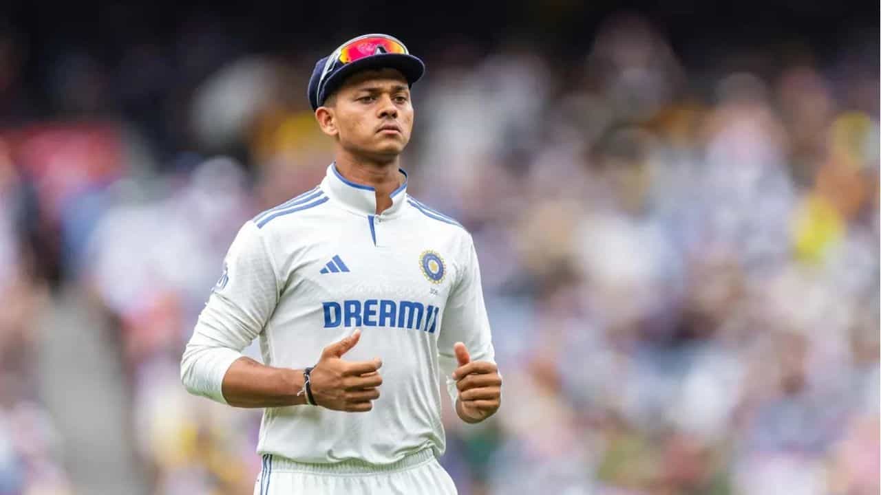 టీమిండియా తరపున టెస్ట్ ల్లో సుస్థిర స్థానం సంపాదించుకోగా, వన్డే, టెస్ట్ ల్లో మాత్రం నిలకడగా రాణించలేకపోతున్నాడు. స్వ్కాడ్ లో ఉన్నా ప్లేయింగ్ 11లో మాత్రం నిరాశను ఎదుర్కొంటున్నాడు. రోహిత్, కోహ్లీల రిటైర్మెంట్ తర్వాత వన్డేల్లో స్థానం ఫిక్స్ చేసుకునే అవకాశం ఉంది.