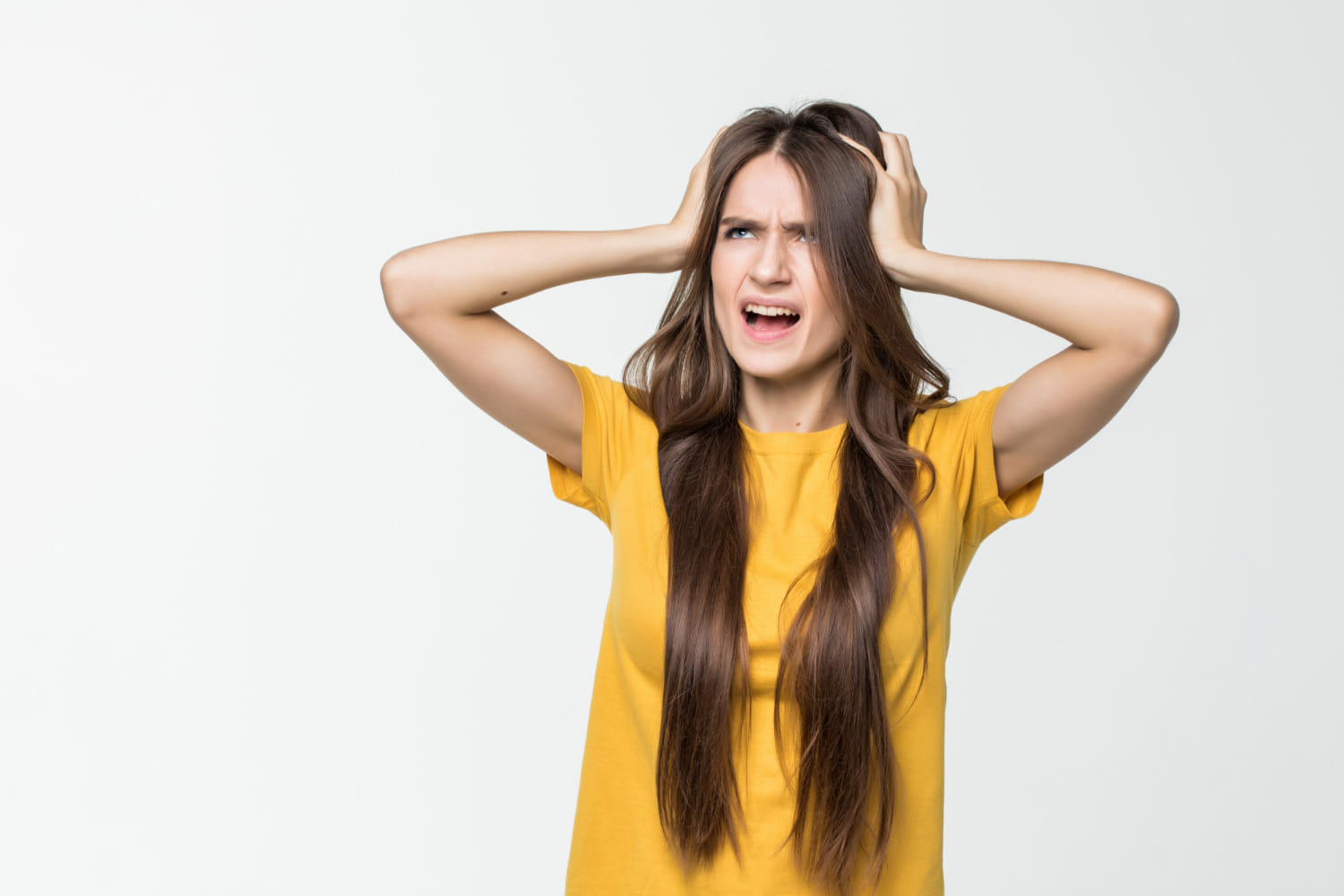 సరైన నిద్ర లేకపోవడం : రాత్రిపూట లేట్ గా పడుకున్నప్పుడు మీ మెదడు పనితీరు మందగిస్తుంది. ఎందుకంటే, అప్పటి వరకు లైట్ ను చూస్తూ ఉంటారు దీని వలన నిద్ర సరిగా పట్టక తల తిరుగుతుంది. 