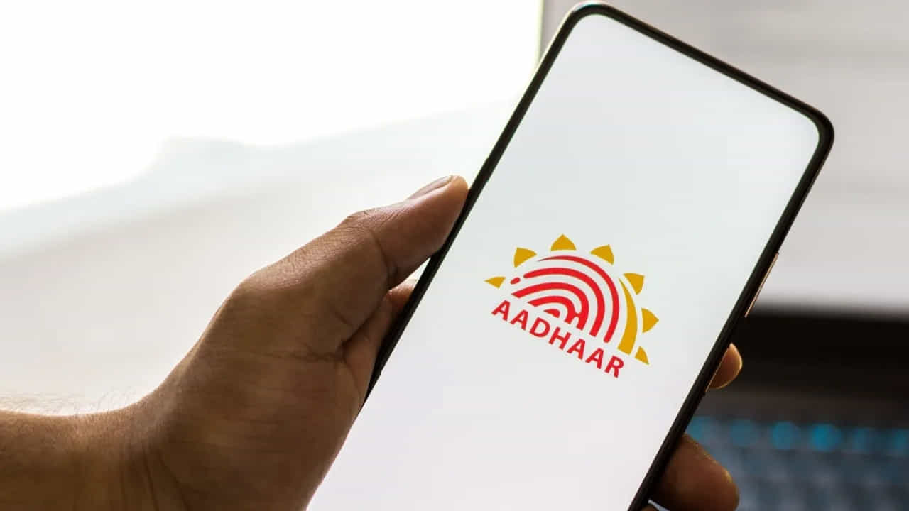 ఆధార్ యాప్ ఆండ్రాయిడ్, ఐఓఎస్ వెర్షన్లలో అందుబాటులో ఉంది. ఇందులో ఆధార్ వెరిఫికేషన్ కోసం ఫేస్ రికగ్నిషన్, ఒకే క్లిక్తో ఆధార్ వివరాలు లాక్, అన్ లాక్తో పాటు క్యూఆర్ ఆధారిత కాంటాక్ట్ కార్డ్, ఈ ఆధార్ డౌన్ లోడ్ వంటి ఫీచర్లు ఉన్నాయి. ఇక మొబైల్ నెంబర్, అడ్రస్ వంటి వివరాలు సులువుగా అప్డేట్ చేసుకునే సౌకర్యం ఉంది.