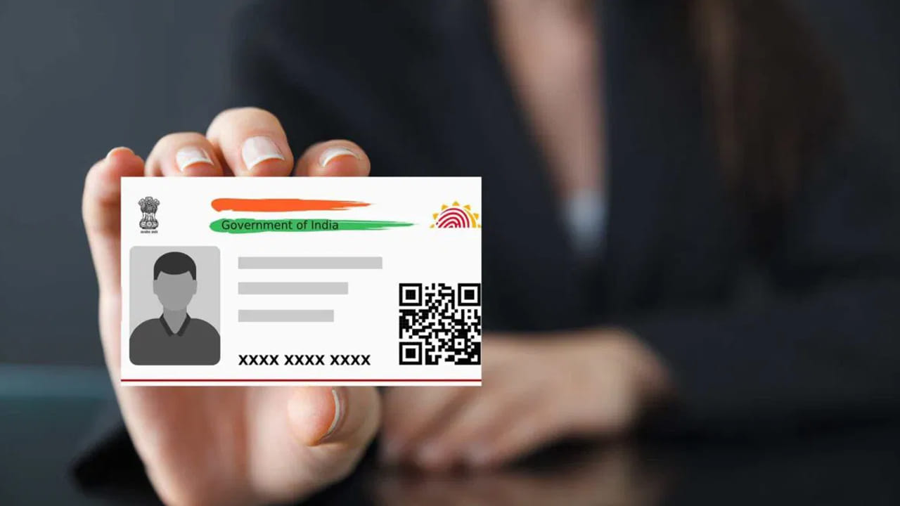 తొలుత గూగుల్ ప్లే స్టోర్‌లోకి వెళ్లండి. ఎంఆధార్ అని టైప్ చేసి యాప్ ఇన్‌స్టాల్ చేసుకోండి. రిజిస్టర్డ్ మొబైల్ నెంబర్ ఉపయోగించి ఓటీపీ ద్వారా లాగిన్ అవ్వండి. సర్వీసెస్ విభాగానికి వెళ్లి ఆధార్ లాక్ లేదా అన్ లాక్ అని ఉండే ఆప్షన్‌ను ఎంచుకోండి.
