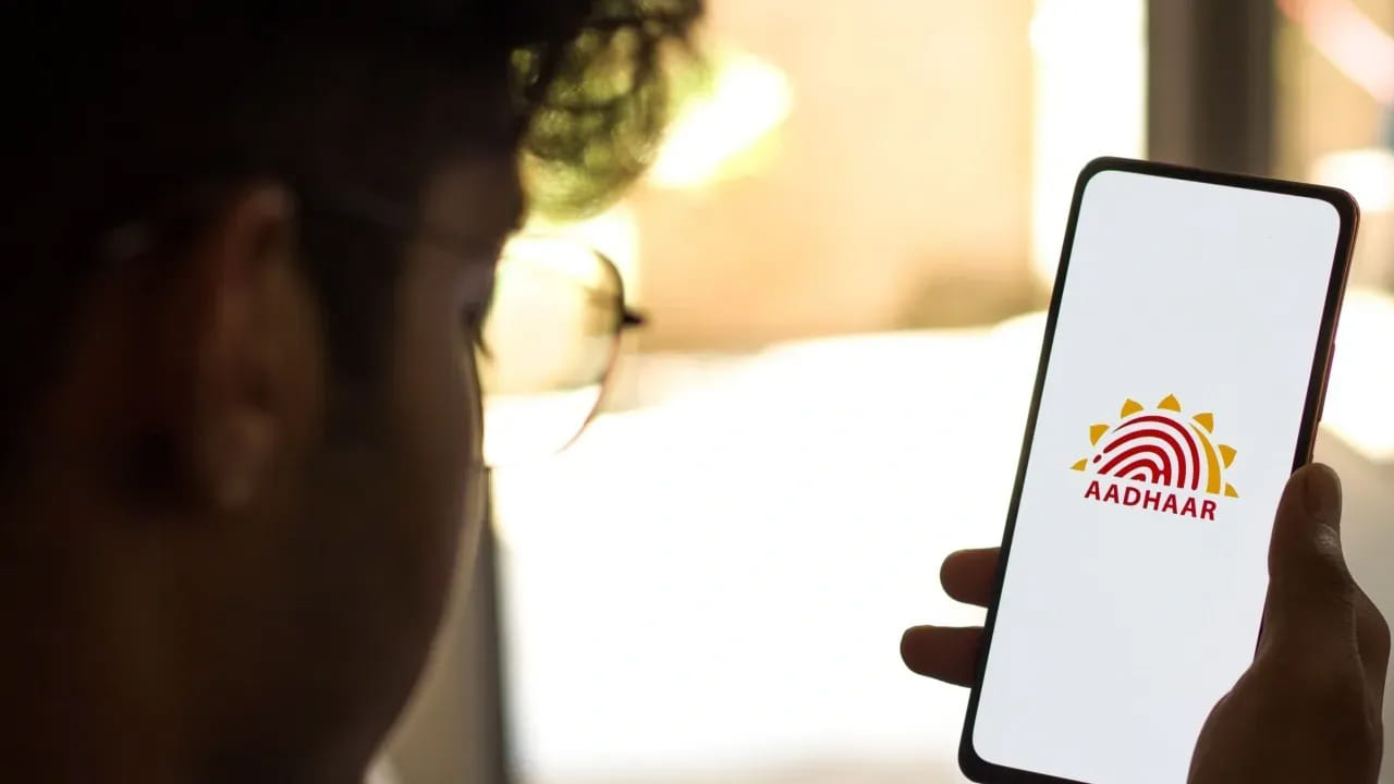 ఈ యాప్ ద్వారా ఇప్పటివరకు 3,57,000 మంది బయోమెట్రిక్ వివరాలు లాక్, అన్ లాక్ చేసుకున్నారు. ఇక 8 లక్షల మంది ఈ -ఆధార్ డౌన్ లోడ్ చేసుకున్నారు. ఈ యాప్ రాకతో ఆధార్ సెంటర్లకు వెళ్లి గంటల కొద్ది క్యూలైన్లలో వెయిట్ చేయాల్సిన పని తప్పింది. దీని వల్ల ఆధార్ సెంటర్లపై ఒత్తిడి తగ్గింది.