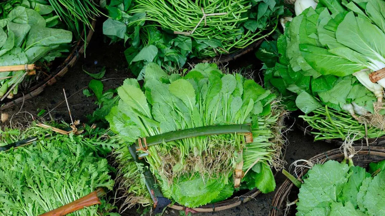 ఆకుకూరలు, కూరగాయలు: పాలకూర, బ్రోకలీ ఉండే విటమిన్ ఎ, సి చర్మ సమస్యలు రానివ్వకుండా చూసుకుంటుంది. వీటిని మీ డైట్ లో చేర్చుకుంటే మెరిసే అందం మీ సొంతం.