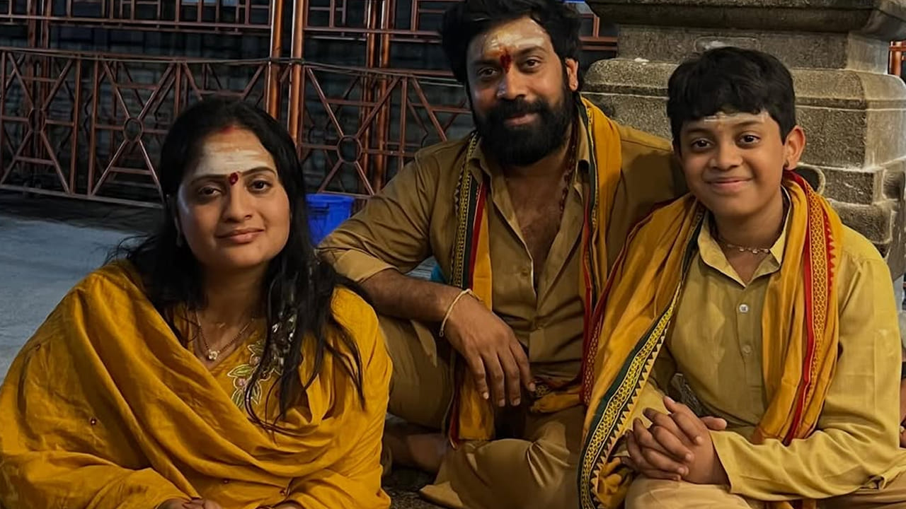 ప్రస్తుతం శివ మాలలో ఉన్న ఆయన భార్య, పిల్లాడితో కలిసి అరుణాలంవెళ్లారు. అక్కడ స్వామి వారికి మొక్కులు సమర్పించుకున్నాడు. ఇందుకు సంబంధించిన ఫొటోలు ఇప్పుడు నెట్టింట వైరలవుతున్నాయి.