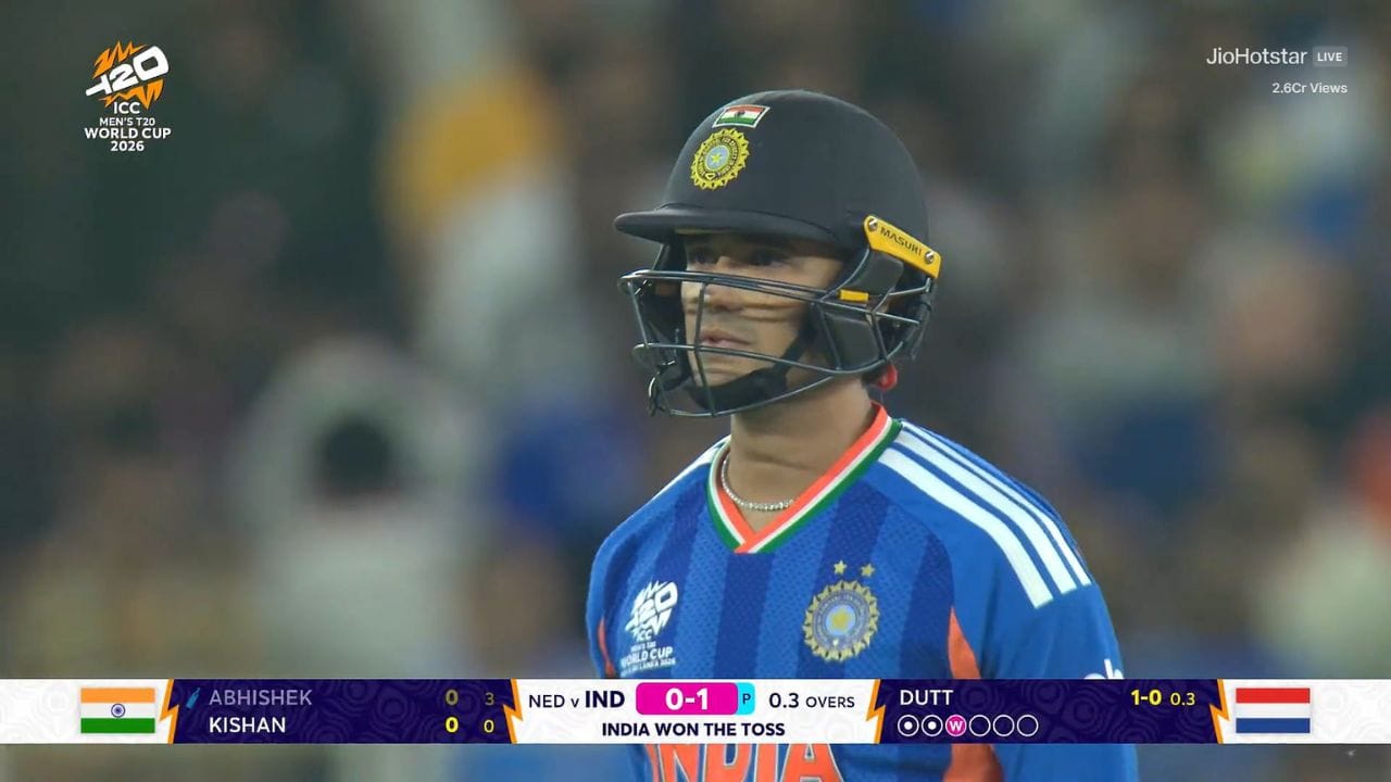 Abhishek Sharma Three Ducks: టీ20 వరల్డ్ కప్‌లో అభిషేక్ శర్మ తొలి పరుగు కోసం ఎదురుచూపులు ఇంకా కొనసాగుతున్నాయి. అమెరికా (USA), పాకిస్తాన్‌పై డక్ ఔట్ తర్వాత, బుధవారం అహ్మదాబాద్‌లో నెదర్లాండ్స్‌తో జరిగిన మ్యాచ్‌లో కూడా జీరోకే ఔటయ్యాడు. ఓపెనింగ్ ఓవర్‌లో ఆర్యన్ దత్ వేసిన మూడో బంతికి పుల్ షాట్ ఆడేందుకు ప్రయత్నించగా, బంతి స్కిడ్ అయి స్టంప్స్‌ను తాకింది. ఆసక్తికరంగా, ఈ మ్యాచ్‌లో అభిషేక్ శర్మ మహమ్మద్ సిరాజ్ జెర్సీ ధరించడం గమనార్హం. కానీ అది కూడా అతని అదృష్టాన్ని మార్చలేకపోయింది.