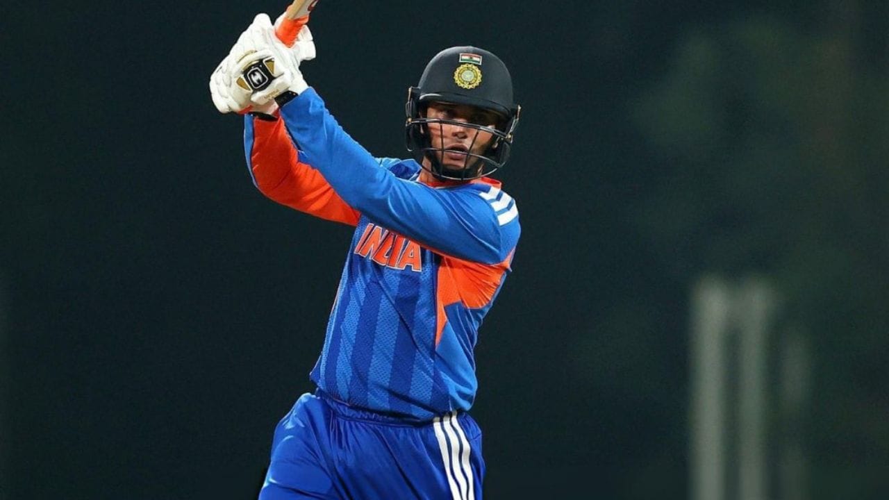 ఎందుకంటే, నాగ్‌పూర్‌లో న్యూజిలాండ్‌తో జరిగిన తొలి టీ20 మ్యాచ్‌లో అభిషేక్ శర్మ కేవలం 35 బంతుల్లో 84 పరుగులు చేశాడు. కానీ, రాయ్‌పూర్‌లో జరిగిన రెండో మ్యాచ్‌లో సున్నాకి వికెట్ సమర్పించుకున్నాడు.