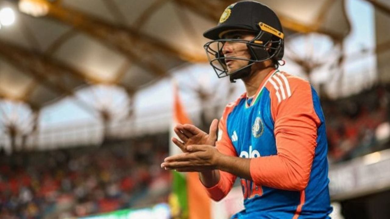 అభిషేక్ శర్మ టీ20 క్రికెట్‌లో ప్రమాదకరమైన బ్యాట్స్‌మెన్‌లలో ఒకడిగా పేరుగాంచిన సంగతి తెలిసిందే. ఈ యువ బ్యాటర్ ఇప్పటికే తన తుఫాన్ బ్యాటింగ్‌తో సంచలనం సృష్టించాడు. బరిలోకి దిగితే రికార్డుల వర్షం కురిపిస్తున్న సంగతి తెలిసిందే.