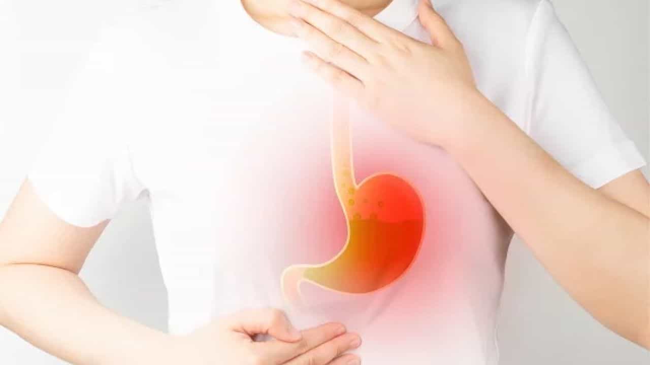 కడుపులో ఆమ్లత్వం తక్కువగా ఉండటం ఒక్కటే అసిడిటీకి కారణం కాదు. కొన్ని సమయాల్లో తినడం, టీ, కాఫీ లేదా కార్బోనేటేడ్ పానీయాలు ఎక్కువగా తాగడం, వేయించిన, ప్రాసెస్ చేసిన ఆహారాలు తినడం, నిరంతరం ఒత్తిడి కూడా ఈ సమస్యను పెంచుతుంది. అలాగే, ఎక్కువసేపు ఆకలితో ఉండటం లేదా అకస్మాత్తుగా ఎక్కువగా తినడం కడుపుపై ప్రభావం చూపుతుంది. ధూమపానం, మద్యం సేవించడం జీర్ణవ్యవస్థను బలహీనపరుస్తుంది. కొన్ని మందుల దుష్ప్రభావాలు, హార్మోన్ల మార్పులు కూడా అసిడిటీని పెంచుతాయి.