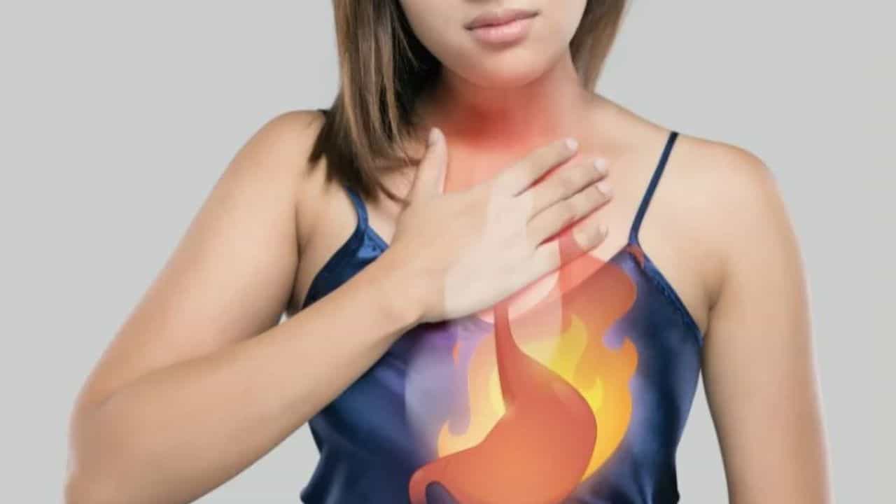కడుపులో ఆమ్ల పరిమాణం తగ్గినప్పుడు, ఆహారం సరిగ్గా జీర్ణం కాకపోవచ్చు. పాక్షికంగా జీర్ణమైన ఆహారం ఎక్కువసేపు కడుపులోనే ఉండిపోతుంది, దీనివల్ల గ్యాస్ ఏర్పడి కడుపులో ఒత్తిడి పెరుగుతుంది. దీనివల్ల ఛాతీలో మంట, పుల్లని త్రేనుపు, గొంతులో చికాకు వంటి సమస్యలు వస్తాయి. సాధారణంగా, ఈ సమస్య చాలా కాలం పాటు కొనసాగితే, అది కడుపులో అసౌకర్యానికి దారితీస్తుంది.