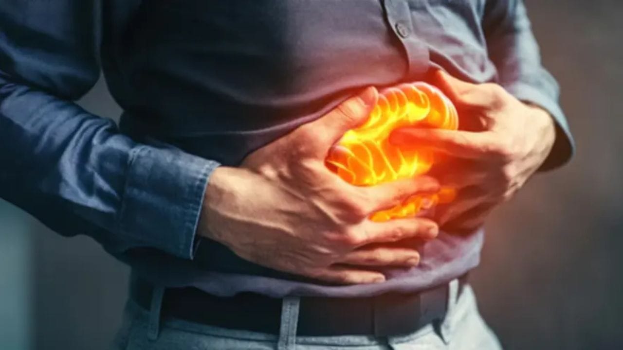 అసిడిటీ సమస్యను ఎలా నివారించాలి? ఈ సమస్యను నివారించడానికి, క్రమం తప్పకుండా సమతుల్య ఆహారం తీసుకోవడం చాలా ముఖ్యం. ఒకేసారి ఎక్కువగా తినకుండా కొద్దిగా తినడం మంచిది. అలాగే ప్రాసెస్ చేసినా ఆహారాలు తినడం ఆపేయండి. తిన్న వెంటనే పడుకోకుండా, తిన్న తర్వాత కనీసం 30 నిమిషాల పాటు వాకింగ్ చేయండి. అలాగే ఒత్తిడిని తగ్గించడానికి పుష్కలంగా నీరు త్రాగండి. యోగా లేదా ధ్యానం సాధన చేయండి. ఇలా క్రమం తప్పకుండా చేయడం ద్వారా మీరు ఈ సమస్యను తగ్గించుకోవచ్చు.