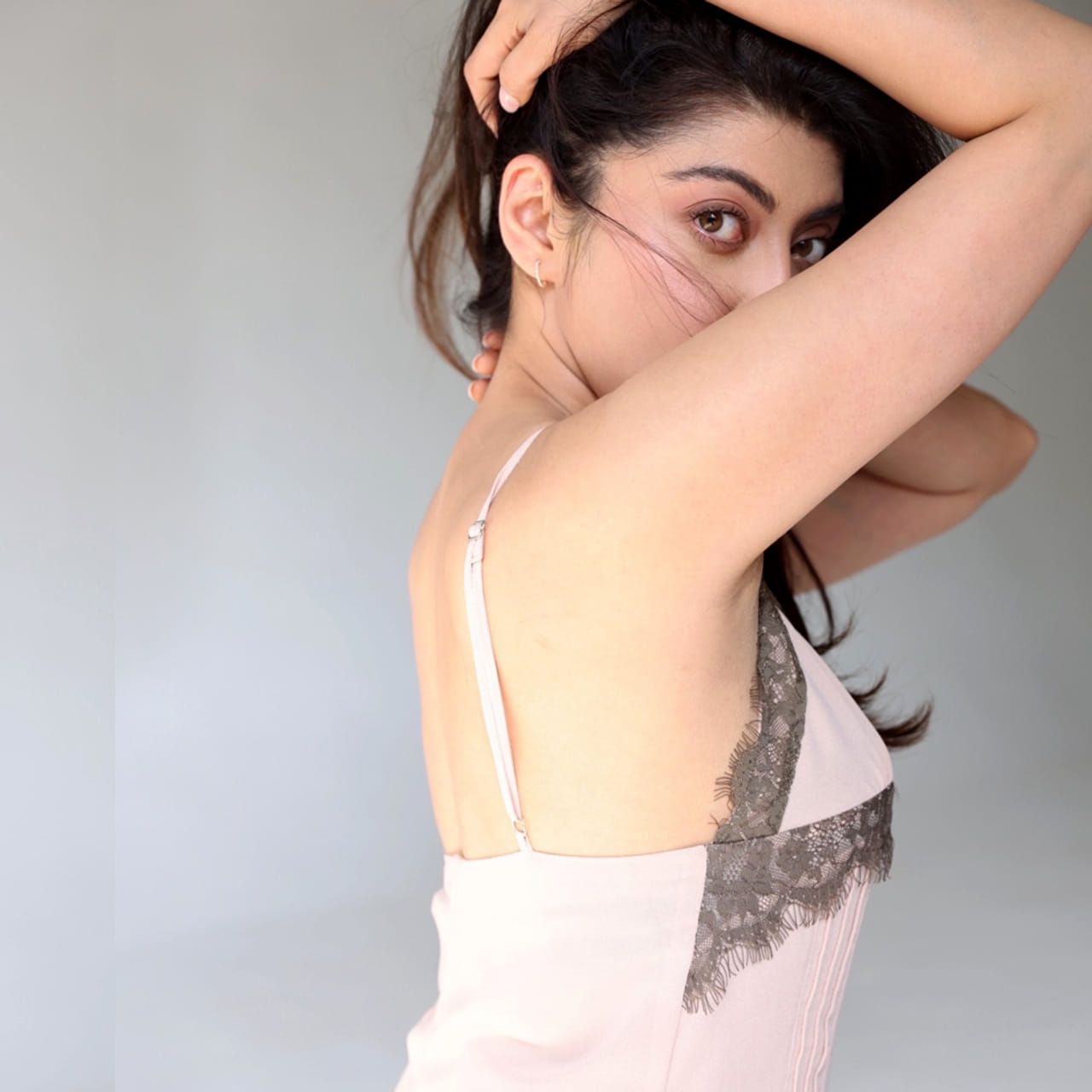 సినిమా ఇండస్ట్రీలో ఎక్కువ కాలం రాణించడం అనేది చాలా కష్టం. హీరోలైన హీరోయిన్స్ అయినా స్టార్ డమ్ ఉన్నతవరకే.. ఆతర్వాత కనిపించకుండా మాయం అవుతున్నారు. ముఖ్యంగా హీరోయిన్స్ విషయంలో ఇది ఎక్కువగా కనిపిస్తుంది. 