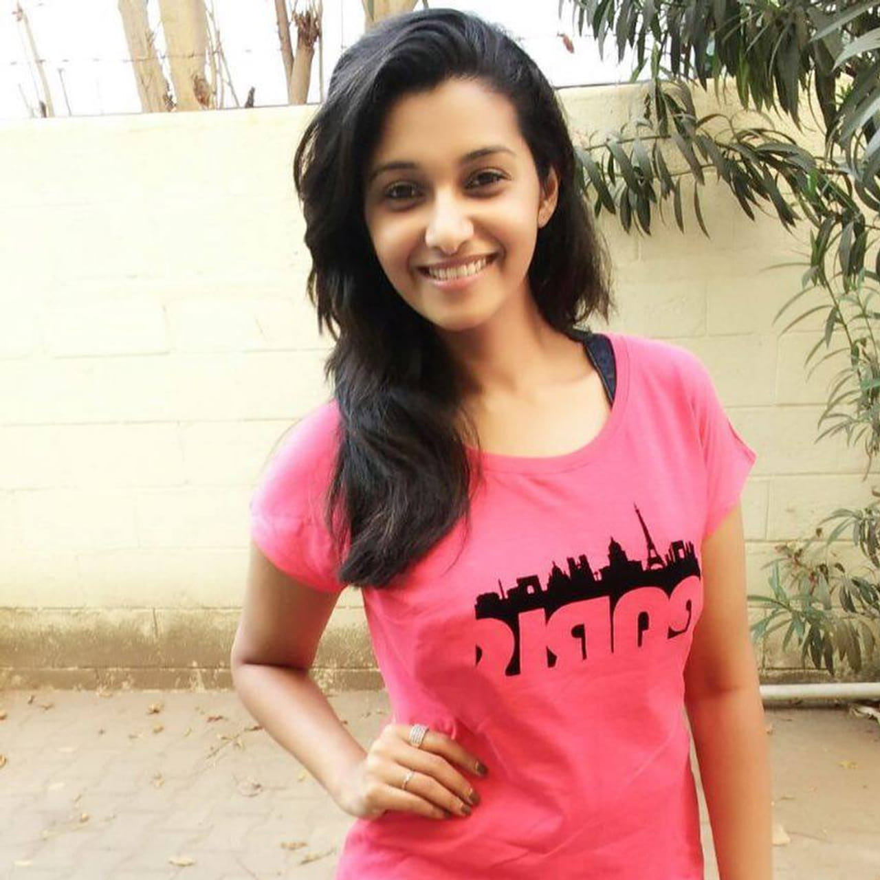  తెలుగుతోపాటు తమిళం భాషలలో వరుస సినిమాలతో అలరిస్తుంది ఈ అందాల భామ. ఒకప్పుడు న్యూస్ రీడర్.. అలాగే సీరియల్స్ ఆర్టిస్టుగా రాణించింది. కెరీర్ తొలినాళ్లల్లోనే బుల్లితెరపై పాపులర్ అయిన ఈ అమ్మడు.. ఇప్పుడు సహజ నటనతో ప్రేక్షకులను కట్టిపడేసింది.