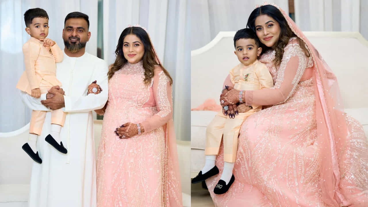 సినిమాలు, టీవీ షోస్ సంగతి పక్కన పెడితే త్వరలోనే ఈ ముద్దుగుమ్మ మరోసారి తల్లిగా ప్రమోషన్ పొందనుంది. ఈ శుభవార్తను కొన్ని రోజుల క్రితమే వెల్లడించింది పూర్ణ.