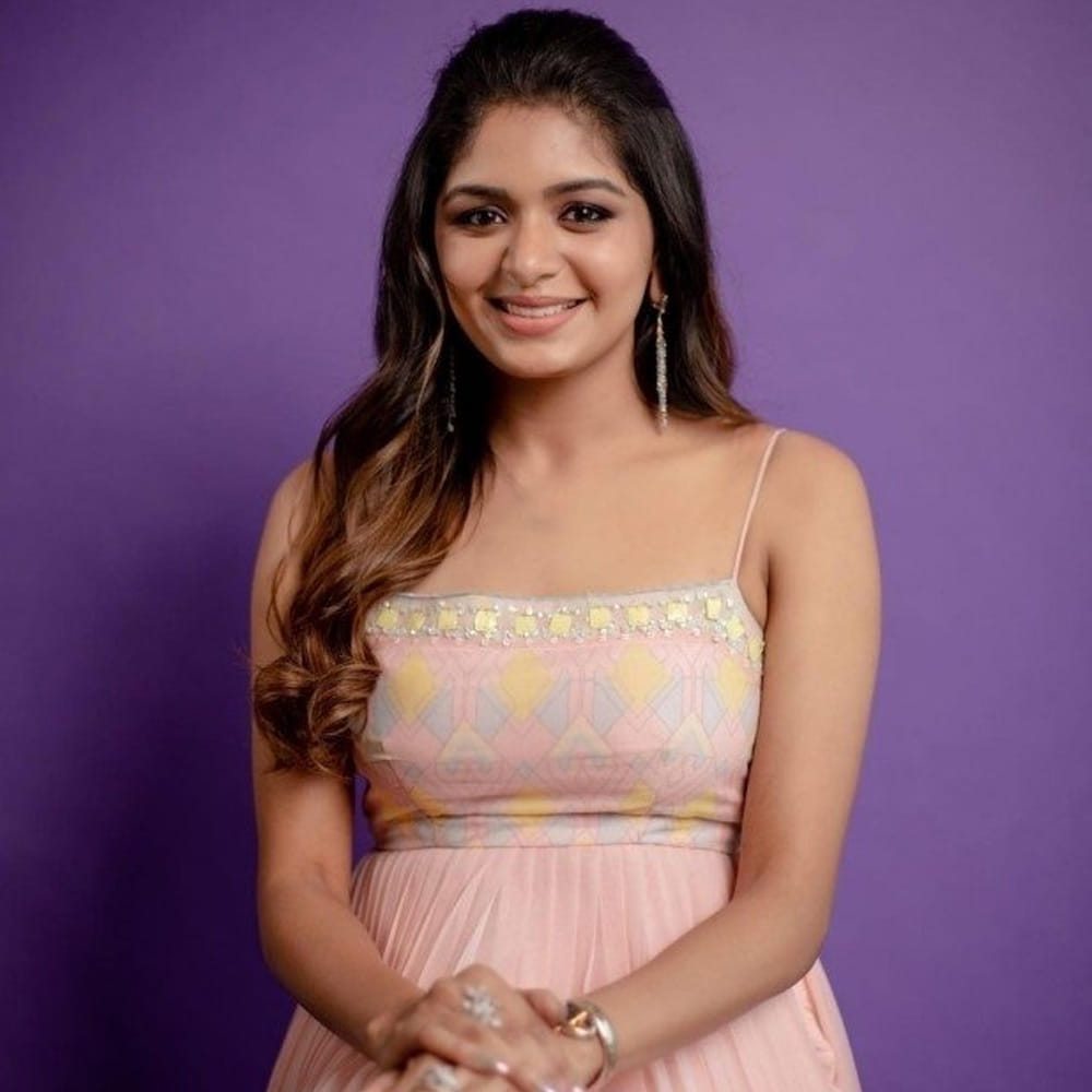 డైరెక్టర్ శంకర్ చిన్న కుమార్తె అదితి శంకర్ విరుమన్ చిత్రంలో సినీ రంగంలోకి అడుగుపెట్టింది. మొదటి సినిమాతోనే నటిగా ప్రశంసలు అందుకుంది. ఆమె చెన్నైలోని శ్రీ రామచంద్ర మెడికల్ కాలేజీ నుండి MBBS డిగ్రీని పూర్తి చేసింది. ఇటు బైరవం సినిమాతో తెలుగు తెరకు పరిచయమైంది ఈ అమ్మడు. 