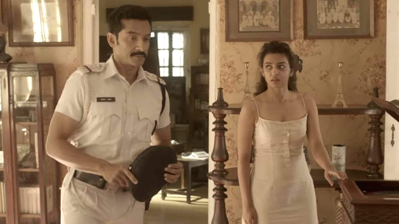 అతడు ఆమెను ముందుగా కళాకారుడి కుమార్తె అనుకుంటాడు. కానీ దర్యాప్తు ముందుకు సాగుతున్న కొద్దీ, ఆ అధికారి అహల్య ఉనికికి మరింత ఆకర్షితుడవుతాడు. ఇంటి లోపల, ఇన్స్పెక్టర్ ఒక షెల్ఫ్ మీద అనేక బొమ్మలను చూస్తాడు. వాటిలో ఒకటి తప్పిపోయిన వ్యక్తి అర్జున్‌ పోలికను కలిగి ఉంటుంది. దీంతో అతడు మరింత వివరంగా దర్యాప్తు సాగిస్తాడు.   