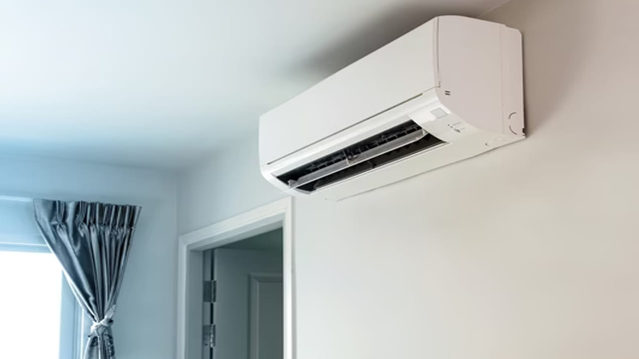  కూలింగ్‌ సామర్థ్యం అంటే ఏమిటి?: ఏసీ టన్నులు, లక్షణాలను పరిశీలించిన తర్వాత దాని కూలింగ్‌ సామర్థ్యాన్ని కూడా పరిగణించండి. కూలింగ్‌ సామర్థ్యం అనేది గది నుండి వేడిని తొలగించే ఏసీ సామర్థ్యాన్ని సూచిస్తుంది. ఈ సామర్థ్యం ఎంత ఎక్కువగా ఉంటే వేడిని అంత తొలగిస్తుంది. కూలింగ్‌ సామర్థ్యం గురించి సమాచారాన్ని ఎక్కడ కనుగొనాలో మీరు ఆలోచిస్తుంటే ఈ సమాచారం AC యూనిట్‌లోని రేటింగ్ స్టార్‌ల ద్వారా అందిస్తుంది.