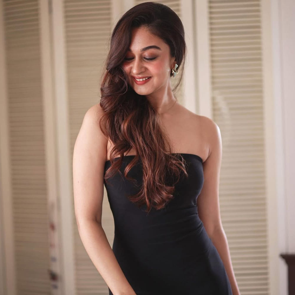 గ్లామర్ పరంగా.. అటు ట్రెడిషనల్ పరంగా ఈ ముద్దుగుమ్మ ఆకట్టుకుంటుంది. నటన పరంగా ఎలా మెప్పిస్తుందో చూడాలి. గత వారం రోజులుగా ఈ ముద్దుగుమ్మ పేరు సోషల్ మీడియాలో మారుమోగుతుంది. అలాగే ఆమె లేటేస్ట్ ఫోటోస్ సైతం ఆకట్టుకుంటున్నాయి. 