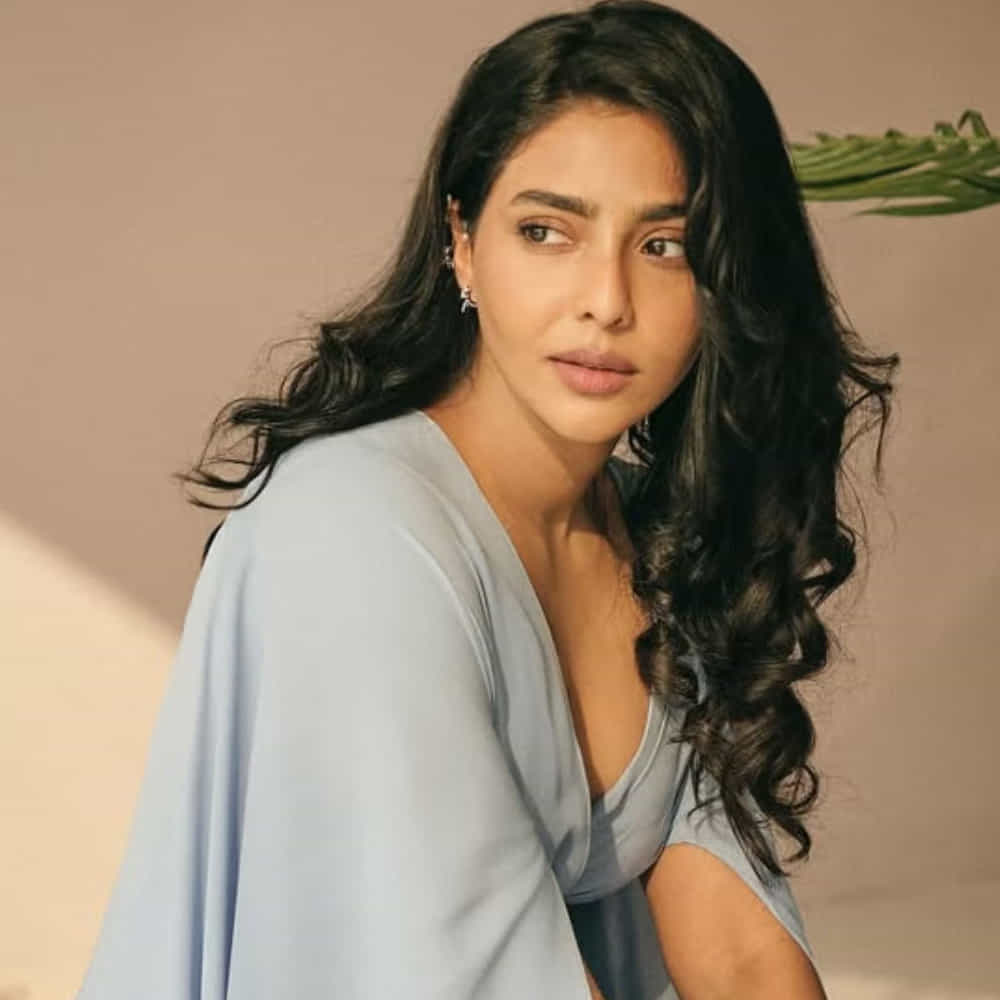 ఐశ్వర్య లక్ష్మి.. సౌత్ ఇండస్ట్రీలో తనకంటూ ప్రత్యేక గుర్తింపు తెచ్చుకుంది. తెలుగు, తమిళం, మలయాళం భాషలలో పలు సినిమాల్లో నటించి మెప్పించింది. ఆమె 2017లో ఎర్నాకుళంలోని శ్రీ నారాయణ ఇన్స్టిట్యూట్ ఆఫ్ మెడికల్ సైన్సెస్ (SNIMS) నుండి MBBS డిగ్రీని పూర్తి చేసింది. 