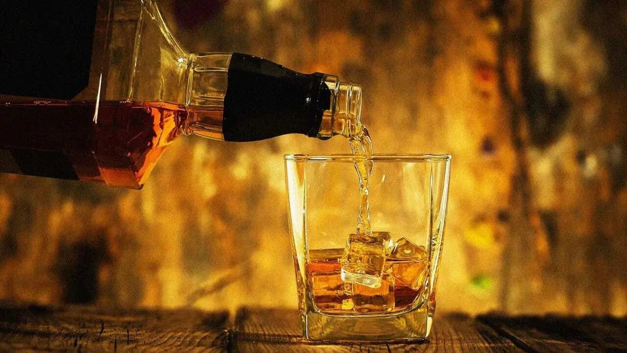 Alcohol Food: మందు బాబులకు అలర్ట్.. మద్యం తాగుతూ వీటిని తింటున్నారా..? వామ్మో.. వాయ్యో