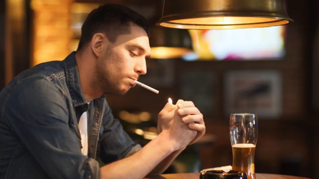 ధూమపానం కాలేయాన్ని దెబ్బతీస్తుంది. మద్యం కాలేయాన్ని పూర్తిగా దెబ్బతీస్తుంది. ఆల్కహాల్ కాలేయానికి నెమ్మదిగా విషం లాంటిది. అందుకే రెండూ ఒకేసారి తీసుకుంటే శరీరంలోని అన్ని అవయవాలు పనిచేయడం మానేస్తాయి. అందుకే ఈ రెండింటినీ కలిపి తీసుకోవద్దని వైద్యులు హెచ్చరిస్తున్నారు.