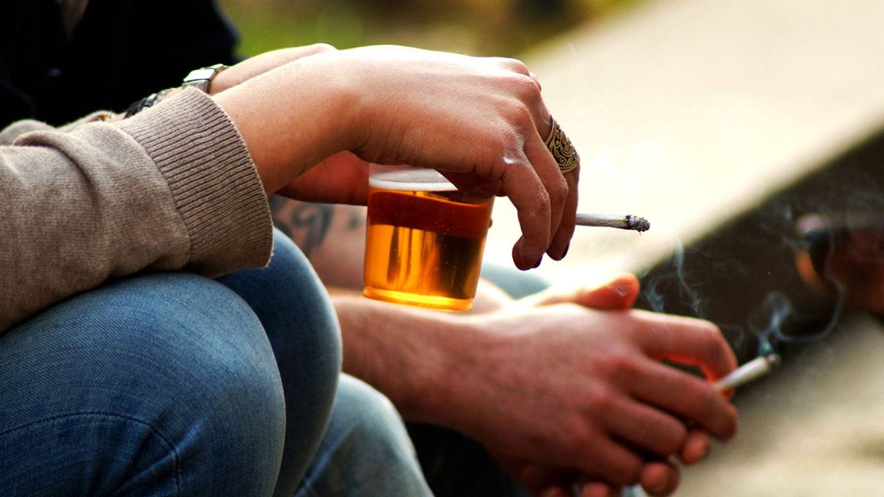 సిగరెట్, మద్యం కలిసి తాగడం వల్ల గుండె సంబంధిత వ్యాధులు పెరిగే అవకాశం ఉందని వైద్యులు చెబుతున్నారు. కొన్ని సార్లు ఇది ప్రాణాల మీదకే రావొచ్చంటున్నారు. ఈ రెండూ కలిపి తాగినప్పుడు పొగ, మద్యం రెండూ రక్తంలో కలిసిపోయి గుండె పనితీరును దెబ్బతీస్తాయని వైద్యులు అంటున్నారు.