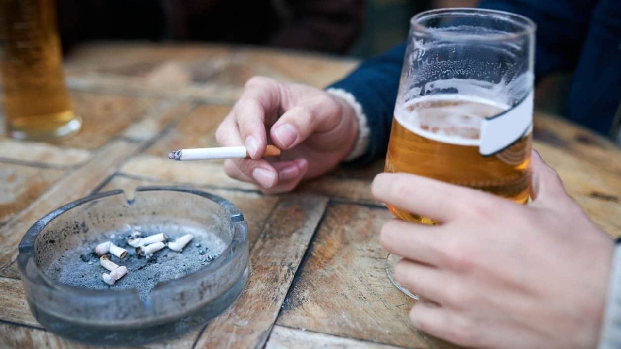 ఈ మధ్య కాలంలో చాలా మంది యూత్ ఎంత ఎక్కువ మద్యం తాగితే అంత గొప్ప అనే ఫీలింగ్‌లో ఉంటున్నారు. దానికి తోడు సిగరెట్‌ వంటి చెడు అలవాట్లను కూడా నేర్చుకుంటారు. సోషల్‌ మీడియా ప్రభావంతో స్టైల్‌గా ఉంటందని.. సిగరెట్‌, మద్యం కలిపి తాగుతూ గొప్పగా ఫీల్‌ అవుతుంతారు. కానీ అప్పటికీ ఇది సరదాగా అనిపించినా.. మీ ఆరోగ్యాన్ని పూర్తిగా నాశనం చేస్తుంది. 