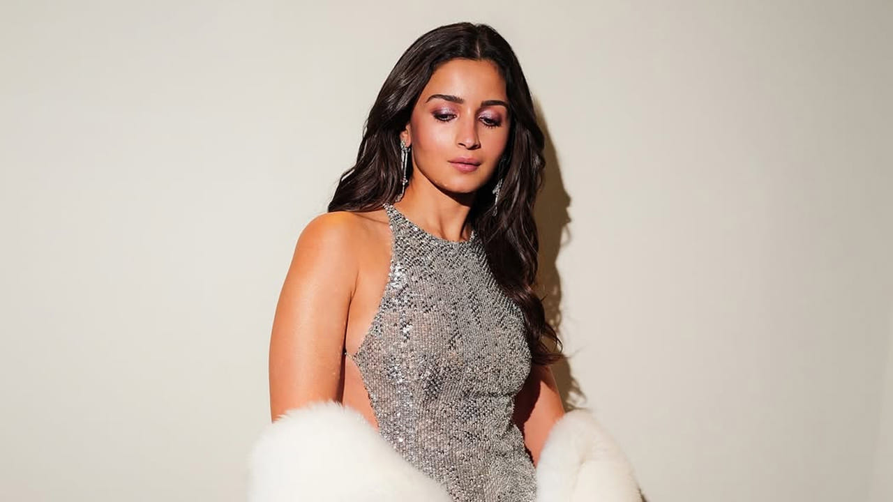 బాలీవుడ్ స్టార్ బ్యూటీ ఆలియా భట్ గురించి ఎంత చెప్పినా తక్కువే. చాలా తక్కువ సమయంలో ఈ అమ్మడు ఊహించని విధంగా మంచి పాపులారిటీ సొంతం చేసుకుంది.  తన అందం, అభినయంతో ఎంతో మందిని ఆకట్టుకుంది.