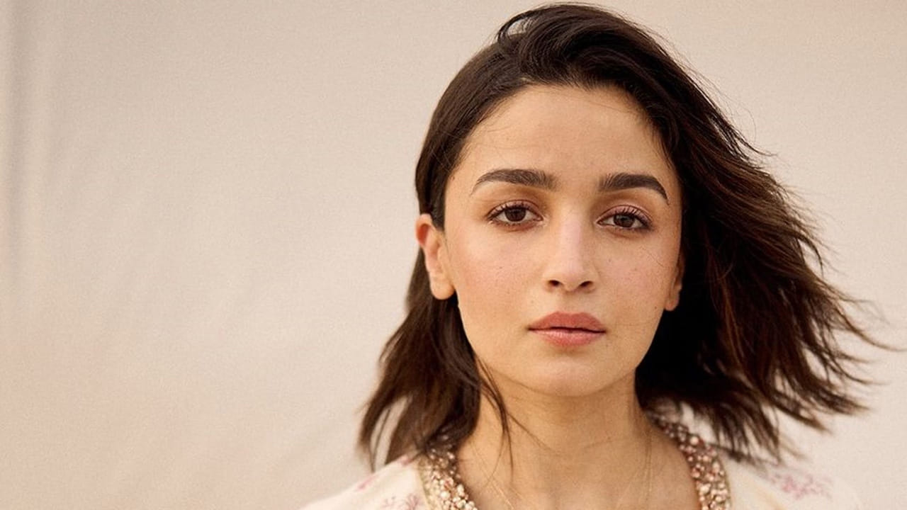 అయితే తెలుగులో పాన్ ఇండియా సినిమాతో టాలీవుడ్‌లోకి ఎంట్రీ ఇచ్చినా ఈ చిన్నదానికి అంతగా అదృష్టం కలిసి రాలేదనే చెప్పాలి. ఈ మూవీ చేసిన తర్వాత చాలా మంది ఈ బ్యూటీ వరసగా అవకాశాలు వస్తాయి అనుకున్నారు. కానీ ఈ ముద్దుగుమ్మకు మాత్రం ఆశించిన స్థాయిలో అవకాశాలు రావడం లేదు.